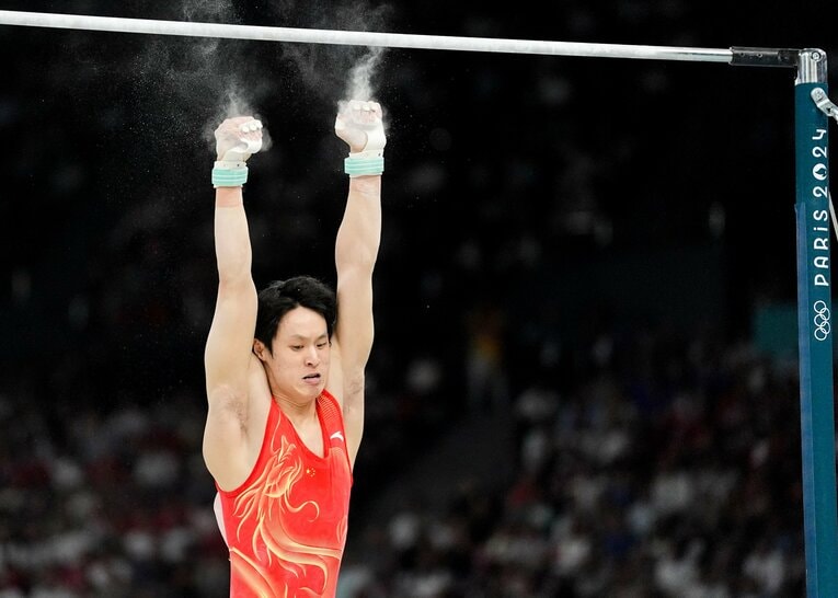 体操男子団体、最終種目の鉄棒でまさかの大逆転に繋がった蘇選手の落下の瞬間　©Getty Images