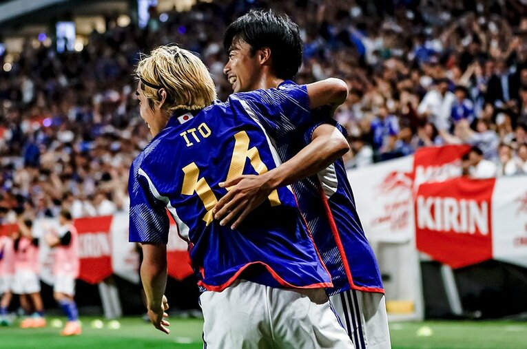 ペルー戦の伊東純也と三笘　©Kiichi Matsumoto