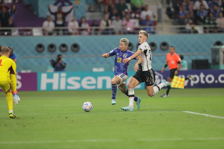 浅野の衝撃的逆転ゴール～カメラマン席飛び込みまで（3枚目/20枚）　©Kaoru Watanabe/JMPA