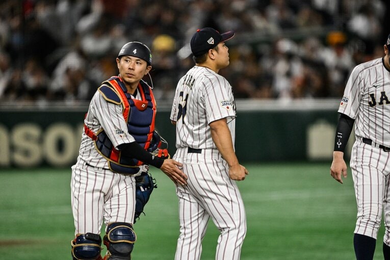 ピッチクロック違反を取られた平良とコミュニケーションをとる若月　©Nanae Suzuki