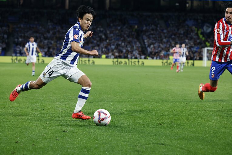 ファールで止めようとする相手をひらりとかわす久保　©Daisuke Nakashima