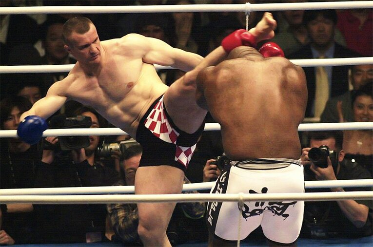 2003年3月、K-1の舞台でボブ・サップと戦った時のミルコ・クロコップ。サップは右眼窩内を骨折することとなった。 ／ photograph by Kyodo News