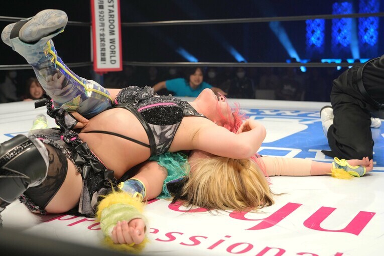 羽南から３カウントを奪った吏南　©Essei Hara