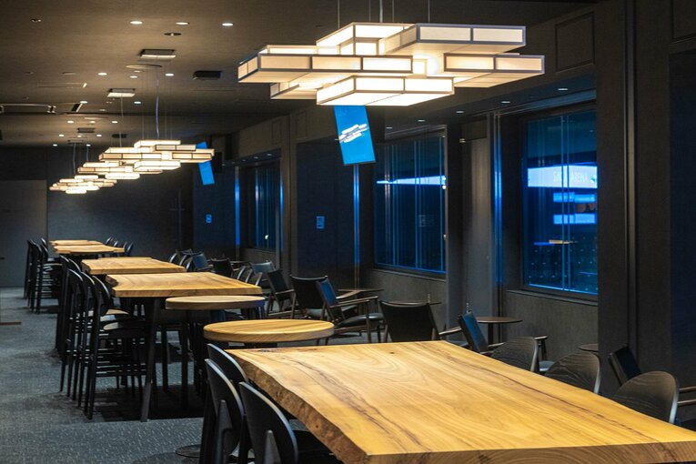 上質な空間を提供するプレミアムラウンジ 