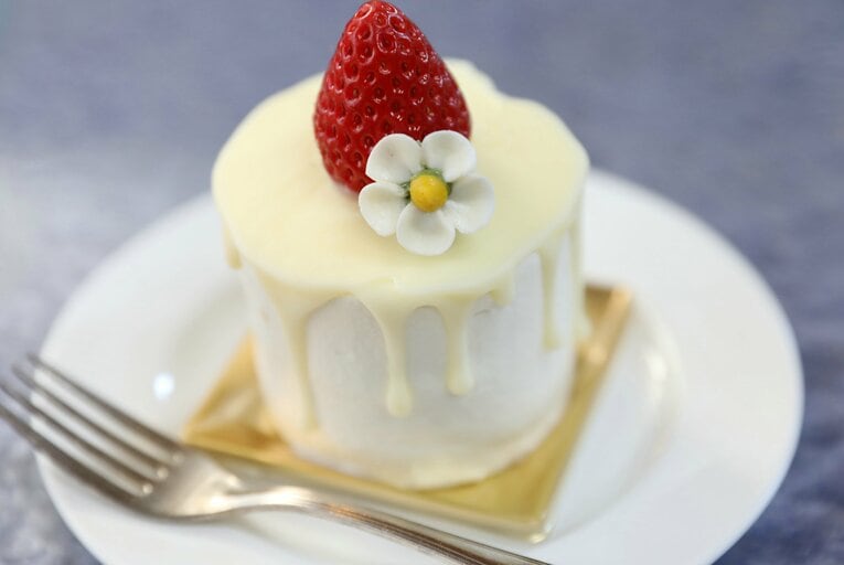 1月9日、10日に行われた王将戦第1局。藤井聡太竜王がおやつに注文した「掛川紅ほっぺのショートケーキ」　©JIJI PRESS［代表撮影］