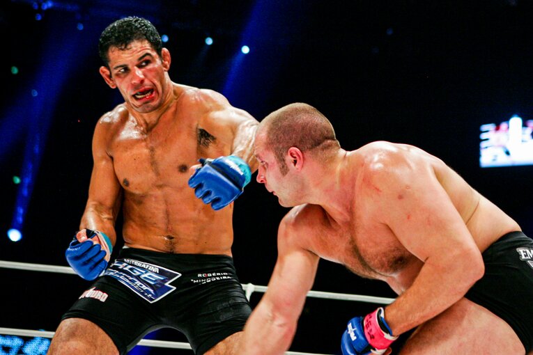 大雪の影響でノゲイラの到着が遅れた影響もあってか、試合は終始ヒョードルが優勢だった