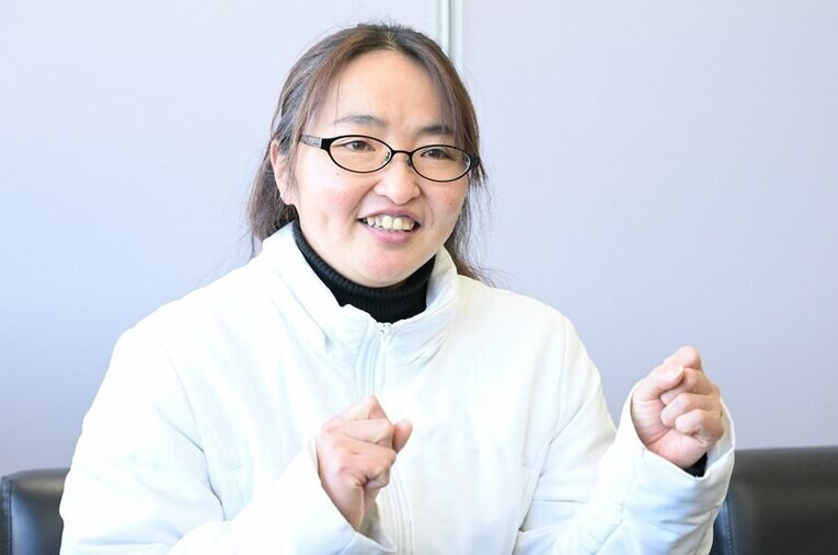 2000年に浦和競馬で騎手デビューし、2011年からは調教師へと転身した平山真希さん。騎手時代について話を聞くと… ／ photograph by Keiji Ishikawa