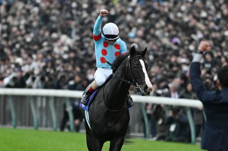 11月26日、ジャパンカップを4馬身差で圧勝したイクイノックスのウイニングラン。鞍上のクリストフ・ルメールは万感の思いを込めて拳を突き上げた ／ photograph by Keiji Ishikawa