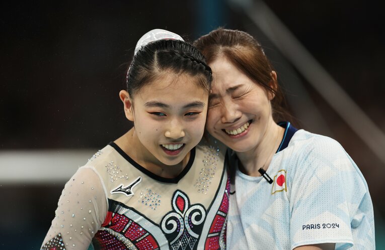 岸里奈と豊島リサコーチ　©Getty Images