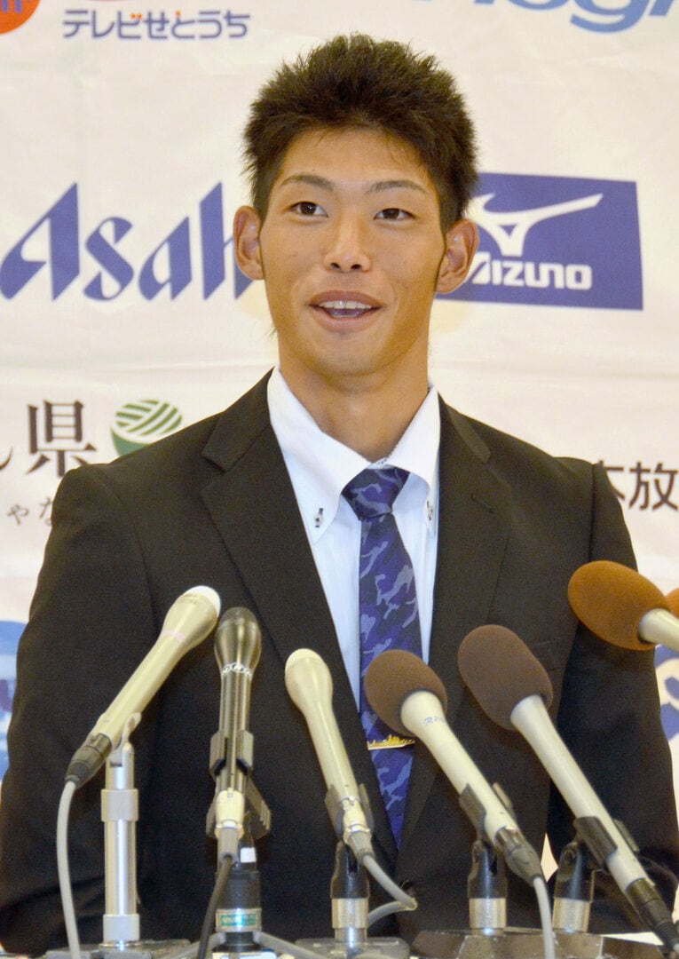 中日からドラフト2位指名を受け、驚く又吉（2013年） ©KYODO