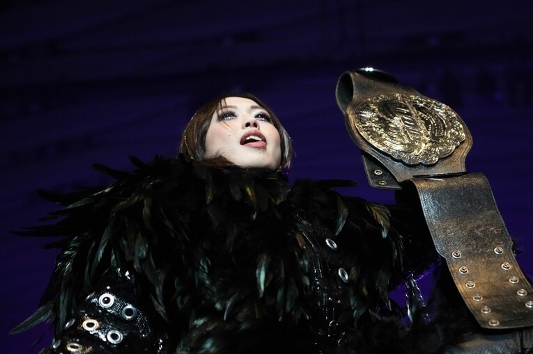 WAVEのベルトを手にする上谷沙弥　©Essei Hara