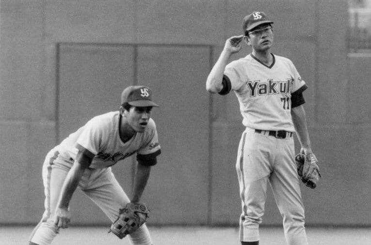 広岡達朗監督の指導を受ける現役時代の水谷新太郎。守備練習で広岡が見せたお手本は「とにかく華麗」だったという ／ photograph by Sankei Shimbun