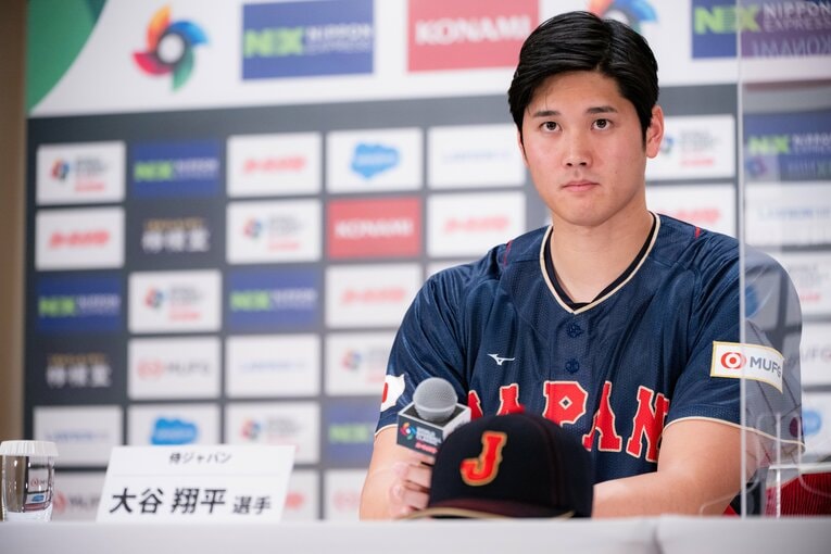 「侍ジャパン」の記者会見に登壇した大谷翔平。一段とパワーアップした体躯に、記者の間から思わず「デカい……」の呟きが漏れた　©Nanae Suzuki