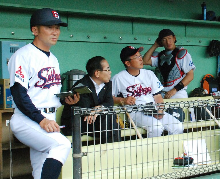 2012年、西部ガスのベンチで緊張感を漂わせる香田コーチ（当時、写真左）　©JIJI PRESS