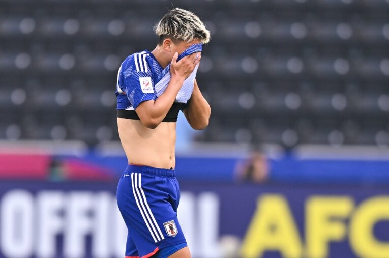 中国戦で一発レッドカードの判定を受け、顔を覆いながら退場する西尾隆矢 ／ photograph by Getty Images