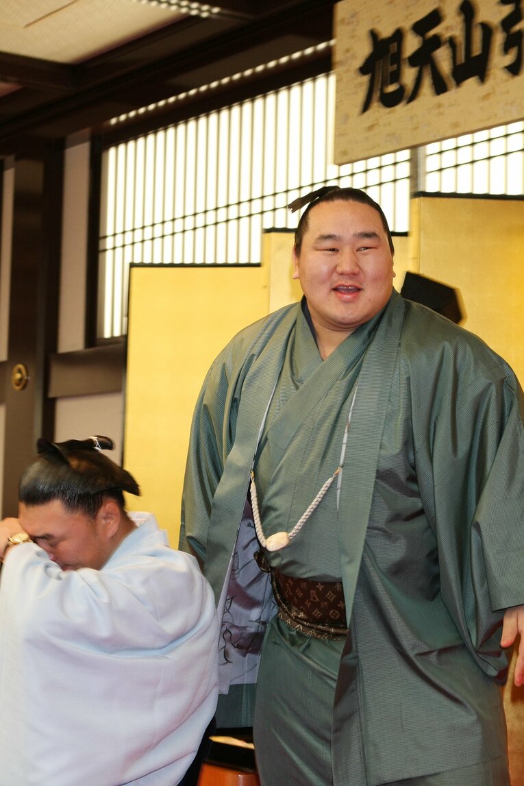 旭天山の断髪式で“まさかのブチュー”（全3枚の1枚目）　©BUNGEISHUNJU