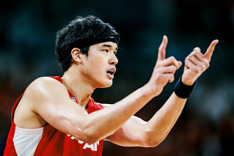 唯一のNBA選手でチームの大黒柱であるサンズの渡辺雄太は親善試合で足首を故障。本番には間に合うと言うが…　©Kiichi Matsumoto