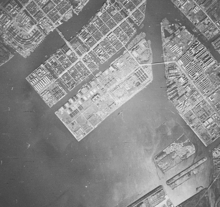 1944年の晴海の航空写真（写真中央）。2度ビッグプロジェクトが幻となり、開発がまだ進んでいない　出典：国土地理院の空中写真