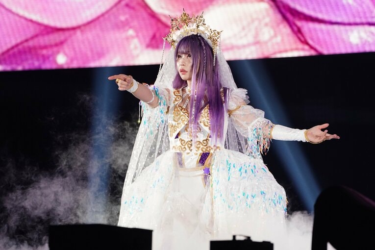 白いドレス姿で入場する中野たむ　©Essei Hara