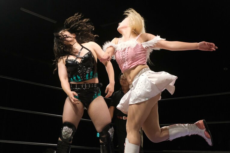 意地と殺気がぶつかったZONESとの張り手の打ち合い　©Norihiro Hashimoto