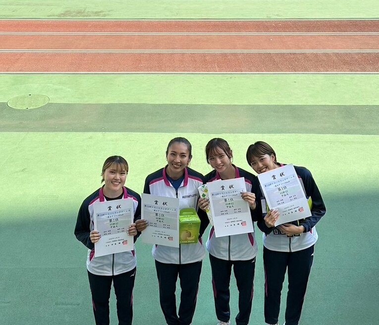 復帰戦となったエコパトラックゲームスでは4×100ｍＲにも出場した青山（右端）／甲南大女子陸上部公式Ｘより引用
