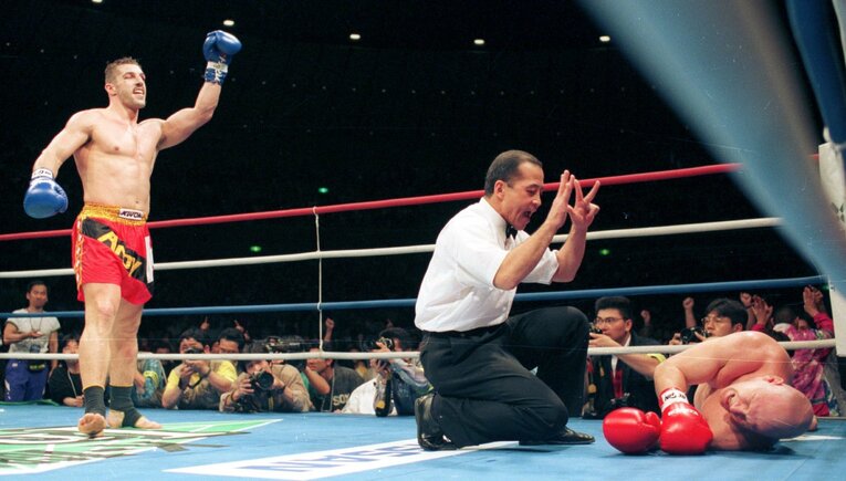 1996年05月06日のK-1グランプリ’96（横浜アリーナ）。マイク・ベルナルドをKOで破り優勝したアンディ・フグ　©Sankei Shimbun