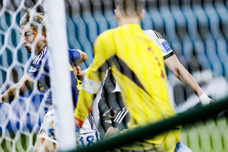 ノイアーを打ち破った浅野　©Kiichi Matsumoto/JMPA