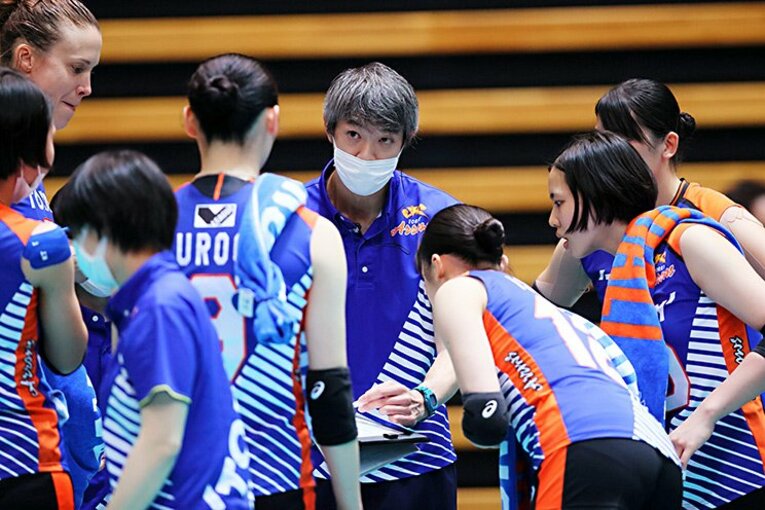 選手たちからの信頼も厚い越谷監督　（c）Naoki Nishimura/AFLO SPORT