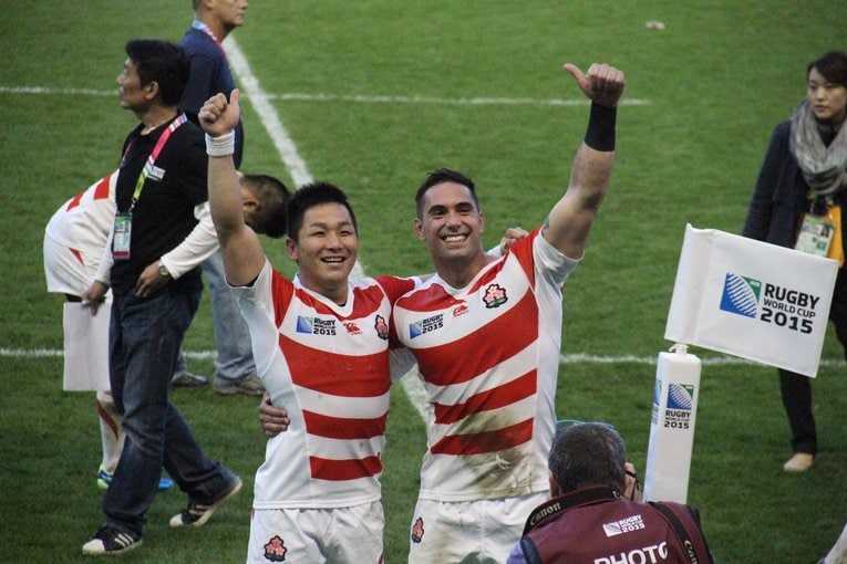 2015年W杯初戦南アフリカ戦、サニックスでチームメイトだったWTBカーン・ヘスケス（右）と勝利を報告する小野晃征　©︎Nobuhiko Otomo