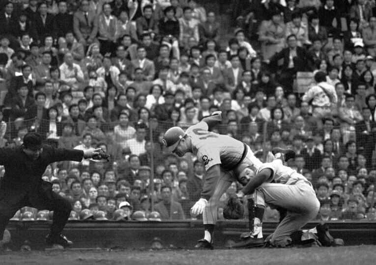 【連続写真】1974年の日米野球。タッチアップの生還時、相手捕手をかわしてホームイン！　©JIJI PRESS