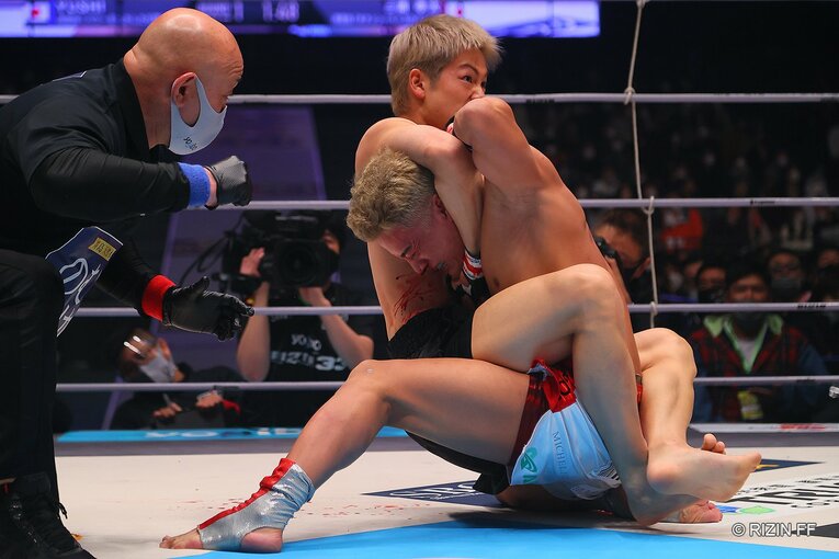 極まりかけていたフロントチョークを自ら解いてしまうなど、今後の課題も見えた　©RIZIN FF