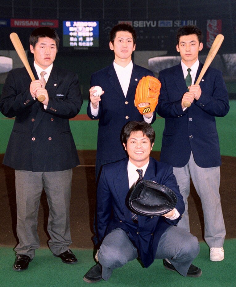 2001年12月、プロ野球西武の新入団発表でポーズをとる栗山巧外野手（右端）ら