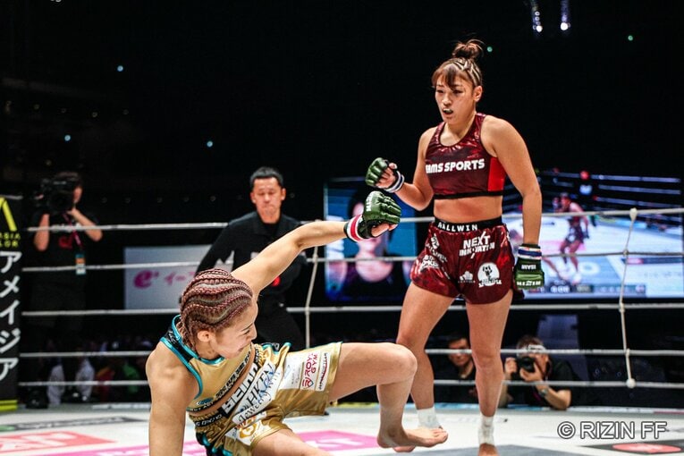 RENAの左フックがヒットした直後　©RIZIN FF