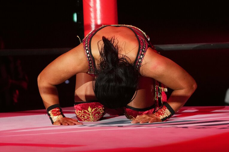 座礼してリングを降りる里村明衣子　©Essei Hara