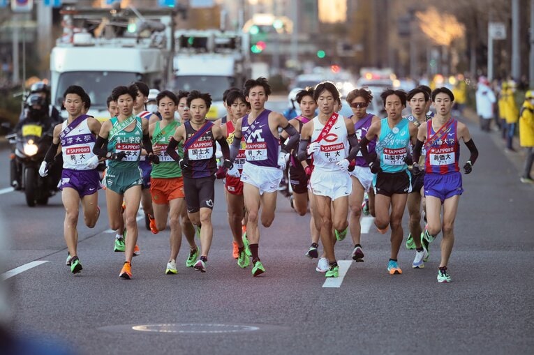 1区区間賞の富田（明大、一番真ん中の紫のユニフォーム）、2位の円（駒大、一番左の紫＆白）もついていけず　©JMPA
