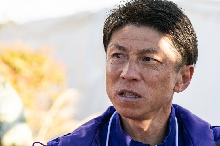 悔しさを押し殺したような表情で取材に答える藤田敦史監督　©Nanae Suzuki