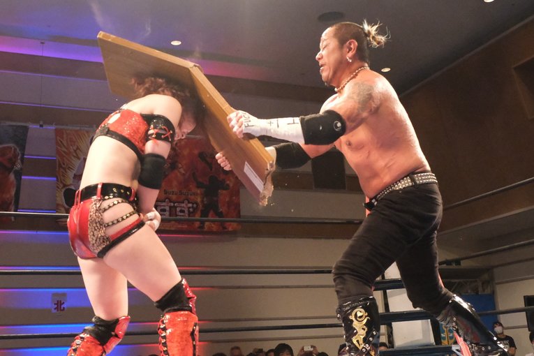 「いつか、傷だらけの背中でウェディングドレスを」 18歳の女子レスラー・鈴季すずが大流血を「嬉しい」と語る理由(42)