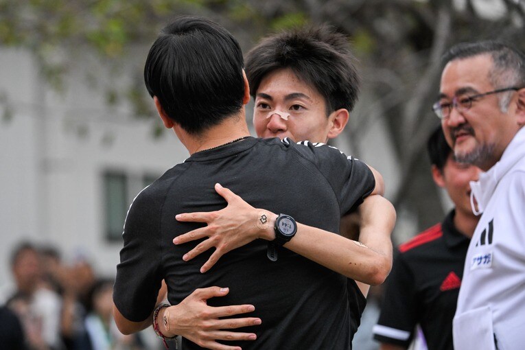 前田監督と抱き合う　©Nanae Suzuki