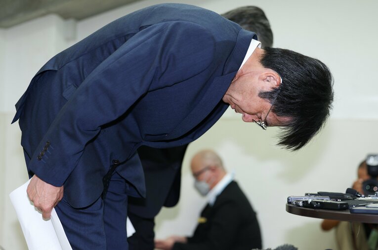 出場辞退に関する記者会見を終え、頭を下げる広陵の堀正和校長。異例の事態となったが、こういった喧騒をプロのスカウトはどう見るのだろうか？ ／ photograph by JIJI PRESS