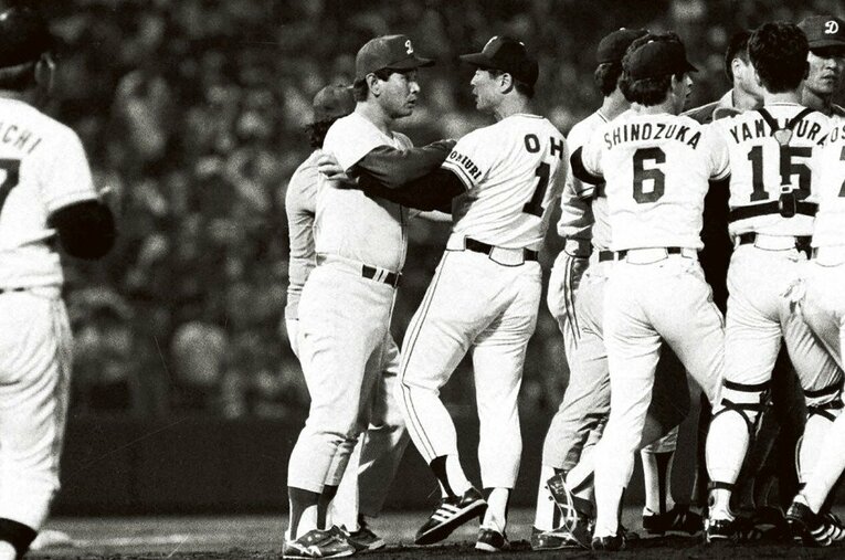 1987年6月11日、宮下がクロマティに与えた死球からの乱闘で、王貞治監督に詰め寄る星野仙一（当時40歳） ／ photograph by NIKKAN SPORTS