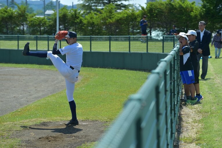 佐々木朗希の練習を視察する江川卓（2019年）©︎Shigeki Yamamoto