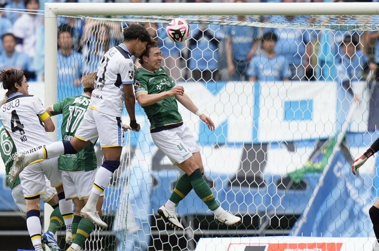 ジャーメイン良が骨折した東京V戦でのヘディングシュート。顔が相手マーカーの側頭部にめり込んでいる（写真はまだまだ続きます）　©Kyodo News