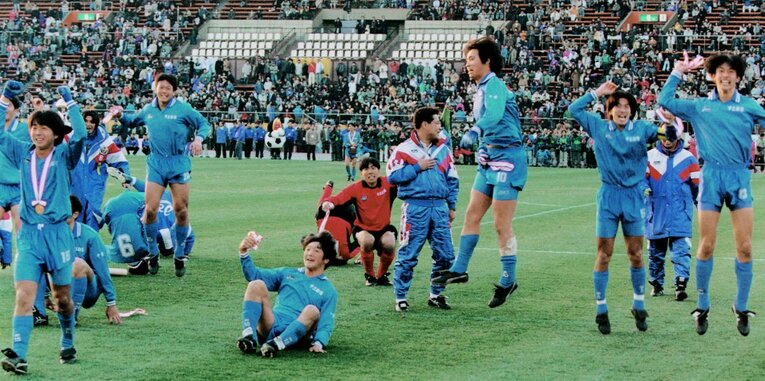 写真は1995年1月8日、選手権初優勝を決めた市船イレブン。10番を背負った森崎はこの4年後に現役引退を選択する　©KYODO