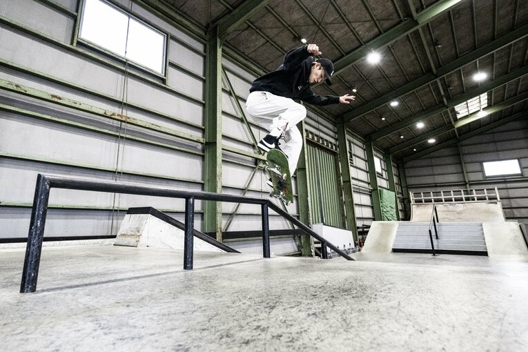 パーク内を流しながら、軽やかにレールに跳び乗る（全10枚中の4枚目）　©Asami Enomoto