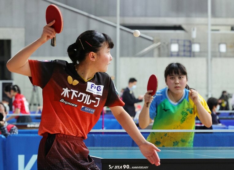 2022年の全日本タ級ジュニア女子シングルス5回戦での張本美和vs平野亜子（平野美宇の妹）　©JIJI PRESS