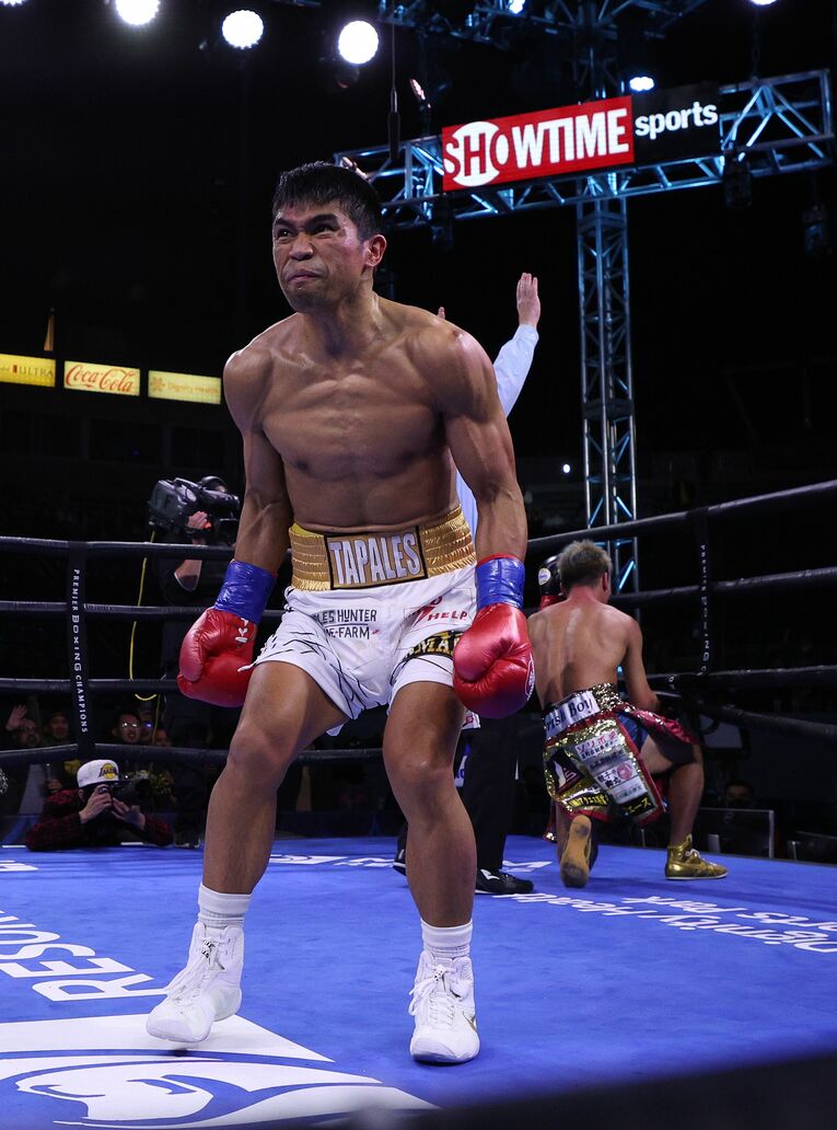 引き上げるタパレス　©JIJI PRESS