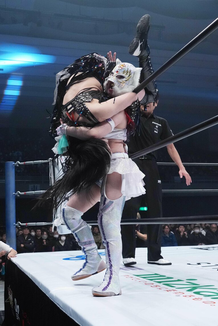 エプロンでパイルドライバーを放つスターライト・キッド　©Essei Hara