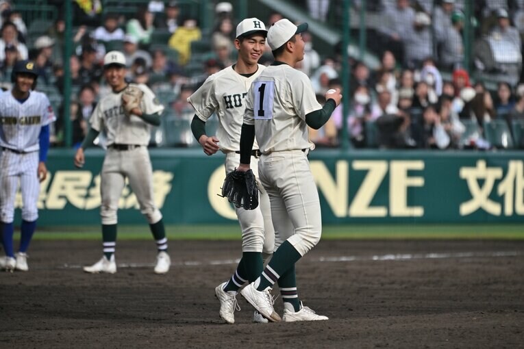 センバツでスイッチする今朝丸と間木は笑顔だった　©Hideki Sugiyama