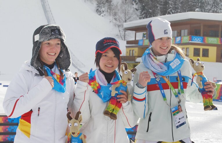 10年前、2012年インスブルックユース五輪での高梨。金メダルを獲得　©JIJI PRESS