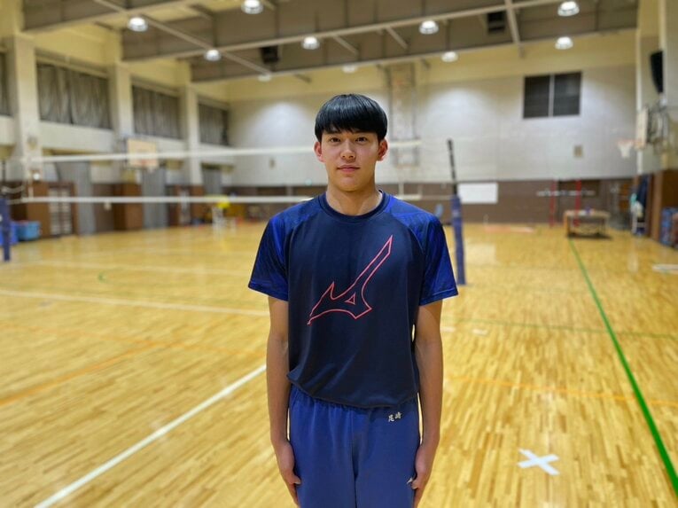 清風高校セッター松本凛虎（18歳）幼少期の写真を真似てポーズ　©︎Yuko Tanaka